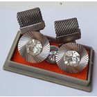 Запонки и зажим для галстука, набор. Металл, кристалл прозрачный,  граненый. Диаметр верха 2,1 см. В коробке,  не использованные.