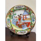 Винтажная коллекционная китайская фарфоровая декоративная тарелка , на подставке .