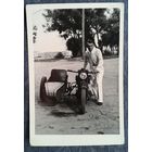Фото с мотоцикла с коляской. Конец 1940-х. 6х9,5 см