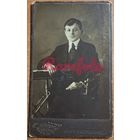 1920-е Визит-портрет молодой человек студийное фото типажи ретро фотограф Герман Петроград