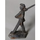 Старинный оловянный солдатик с ружьем и кинжалом на ремне.Конец XIX начало XX века.