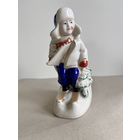 СТАТУЭТКА ФАРФОРОВАЯ "ЛЫЖНИК. МАЛЬЧИК НА ЛЫЖАХ".  16*9*6 СМ. ГОРОДНИЦА . СМ.ФОТО, КЛЕЙМО И ОПИСАНИЕ.