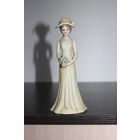 Фарфоровая статуэтка "Дама в шляпке", высота 16 см , есть небольшие трещенки с лицевой стороны букета.