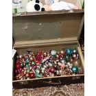 Огромный лот ёлочных игрушек,всего вокруг 170 шт.за самовывоз старинный чемодан в подарок(в лот не входит)с рубля