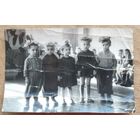 Фото детей на утреннике в детском саду. 8х13 см.