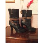 Полусапоги Geox на 38,5 размер, из качественной натуральной кожи, на устойчивом и удобном каблуке. Фирменная обувь, очень удобна на ноге. Состояние отличное, носила мало, прогадала с размером.