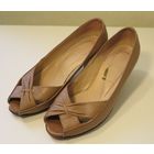 Бежевые кожаные туфли.