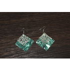 Пластиковые серьги с металлическими элементами и стразами.