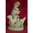 Статуэтка фарфоровая  " Девочка кормит  кур "  МФФЗ    ( целая )