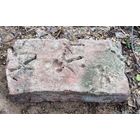 Старинный кирпич с отпечатком лапок котика и птиц