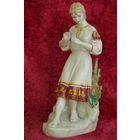 Статуэтка фарфоровая  " Гадание на ромашке "  ЗХК  Полонне     ( целая )