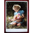 Дети Девочка с корзиной цветов