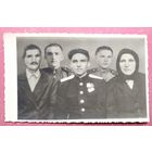 Фото военного с наградами в кругу семьи. 8.5х13.5 см.