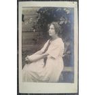 Фото задумчивой девушки. 1920-е. 9х14 см.