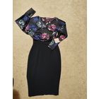 Платье с длинным рукавом, на подкладке, на спине очень красивый  элемент, разрез, застежка внахлест. Верхняя часть  имеет эффект атласа, низ из плотной ткани, отлично держит форму.