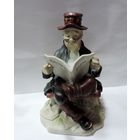 Фарфоровая статуэтка "Мужчина с газетой" 70-е годы Европа. Высота 18.5 см. Целая, без реставрации.