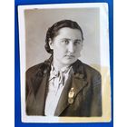 Фото девушки со знаками ОСОАВИАХИМа. 1930-е. 9х12.5 см