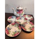 Фарфоровый сервиз с цветочным узором.