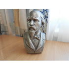 Бюст. Некрасов.