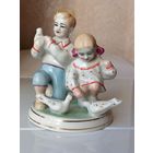 Фарфоровая статуэтка Дети кормят голубей
