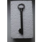 Длинный старинный ключ от замка