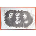Фото трех девушек. Хойники. 1932 г. 9х14 см