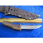 Нож ручной работы с выгнутой рукоятью из рога оленя с кожаным чехлом.