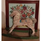 Лошадь - качалка, старая.