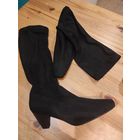 Сапоги чулки Marco Tozzi на 38 размер. Маркировка указана 39 но реально размер 38, по стельке примерно 26 см. Высота 46 см, высота каблука 5,5 см.