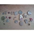 Лот значков на панно