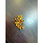 Винтажная брошь в виде цветочной ветки , украшена янтарного цвета  кристаллами и камнями с эффектом Aurora Borealis (северное сияние ) в хорошем состоянии без потерь камешков и с защелкой рабочей