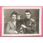 Фото военного с семьей. Медали. 8.5х12 см.