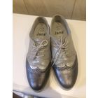 Стильные и удобные оксфорды на 38-39 размер на ногу средней полноты. Обуты пару раз, не подошли по размеру. Натуральная кожа, Германия. Цвет серый и серебристый. Длина стельки 26,5 см.