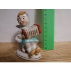 Статуэтка Девочка с корзинкой играет на гармони. Германия