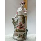 Фарфоровая статуэтка девушка у плетня или цветет терен. Есть дефект на косе.