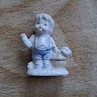 Статуэтка мальчик с собачкой.