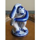 Статуэтка обезьяна Гжель СССР, ручная работа, фигурка советские мультфильмы, сказки, фарфор, фигура, без дефектов Высота 9 см.