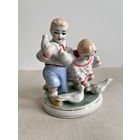 СТАТУЭТКА ФАРФОРОВАЯ "ДЕТИ КОРМЯТ ГОЛУБЕЙ". 13*10*9 СМ. ЗХК ПОЛОННОЕ. СМ. КЛЕЙМО,ФОТО И ОПИСАНИЕ.