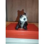 Фарфоровая статуэтка "Панда", Goebel, W. Germany, высота 7.5 см., номерная, без сколов и трещин, кракелюр по всей поверхности.