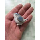 Маленькая фарфоровая птичка