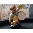 Статуэтка фигурка Мальчик с барабаном 1 пол. 20 в. европейские фарфоровые фабрики