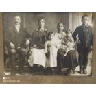 Старое, дореволюционное фото семьи.