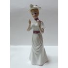 Статуэтка фарфоровая "Барышня" 70-80-е годы Европа. Высота 16 см.