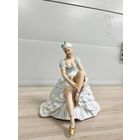 Фарфоровая статуэтка "Балерина (танцовщица) надевает пуанты". Unter Weiss Bach. Германия