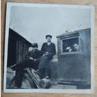 Фото на капоте автомобиля. 1950 г. 6х6 см