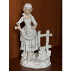 Фарфоровая статуэтка юной девушки с розами у садовой изгороди. Capodimonte.