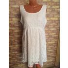 Очаровательное белое кружевное платье 52-54 размер. Смотрится очень красиво, хорошо тянется. За счет двухслойности скрывает недочеты фигурки. бу, в отличном состоянии. Длина 90 см.