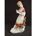 Статуэтка фарфоровая Гадание на ромашке. Полонное