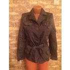 Куртка деми на 44 размер. Красивый перламутровый цвет, хорошее состояние. Длина 60 см, длина рукава 64 см, ПОгруди 46 см. На поясе, очень приличная куртка.