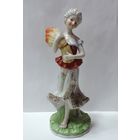 Статуэтка фарфоровая "Девушка со снопом" 60-е годы Европа. Высота 22 см. Имеется заводская трещина внизу на платформе.